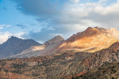 İskanderkul, Sughd Eyaleti, Tacikistan. Iskanderkul Gölü yakınlarındaki dağlarda gün ışığı.