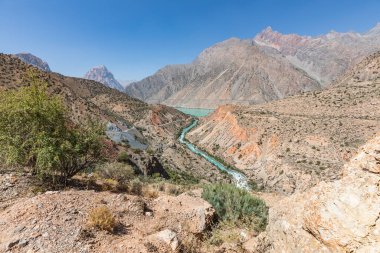 İskanderkul, Sughd Eyaleti, Tacikistan. Yaghnob Nehri ve Iskanderkul Gölü.