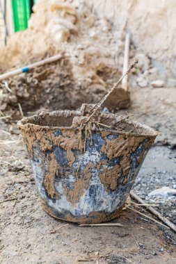 Mavzoley Rudaki, Sughd Eyaleti, Tacikistan. Geleneksel bir taş eve çamur sıva uygulamak için kullanılan çamurlu bir kova..