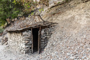 Haft Kul, Sughd Eyaleti, Tacikistan. Tepenin kenarındaki küçük taş bina..