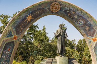 Dushanbe, Tacikistan. 11 Ağustos 2021. Rudaki Parkı 'ndaki şair Muhammed Rdak anıtı..