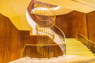 Dushanbe, Tacikistan. 12 Ağustos 2021. Dekoratif cam avize ve spiral merdivenler..