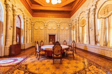 Danghara, Khatlon Eyaleti, Tacikistan. 12 Ağustos 2021. Danghara 'daki Khurramshahr Çay Evi' nde süslü bir oda...
