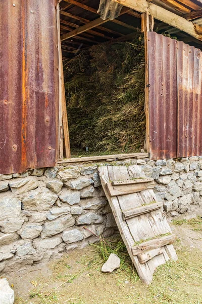 タジキスタンのスーグド州マルギブ 山村の納屋に保管されているヘイ — ストック写真