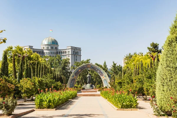 Douchanbé Tadjikistan Août 2021 Monument Poète Muhammad Rdak Dans Parc — Photo