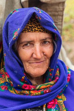 Rabot, Gorno-Badakhshan Özerk Bölgesi, Tacikistan. 14 Ağustos 2021. Tacikistan kırsalında mavi başörtülü bir kadın..