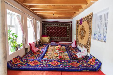 Margib, Sughd Eyaleti, Tacikistan. 15 Ağustos 2021. Bir dağ misafirhanesinde yastık ve yastıkla öğle yemeği..