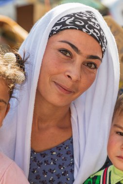Panjakent, Sughd Eyaleti, Tacikistan. 18 Ağustos 2021. Panjakent 'teki markette başörtüsü takan kadın..