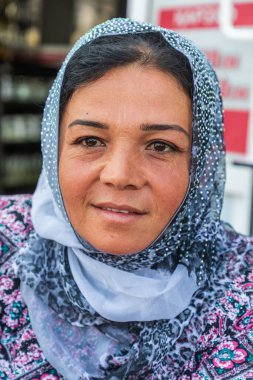 Panjakent, Sughd Eyaleti, Tacikistan. 18 Ağustos 2021. Panjakent 'teki markette başörtüsü takan kadın..