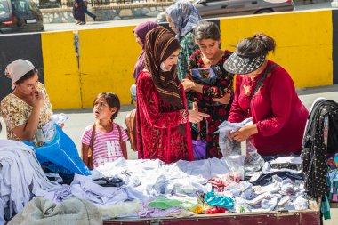 Panjakent, Sughd Eyaleti, Tacikistan. 18 Ağustos 2021. Panjakent 'teki marketten kıyafet almak..