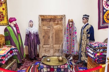 Panjakent, Sughd Eyaleti, Tacikistan. 18 Ağustos 2021. Panjakent 'teki Tarih Müzesi' nde geleneksel giysiler giymiş mankenler..