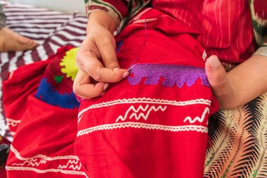 Panjakent, Sughd Eyaleti, Tacikistan. 18 Ağustos 2021. Sanatçı Panjakent 'teki Tarih Müzesi' nde geleneksel dikiş işi yapıyor..