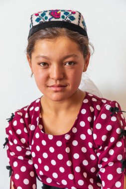 Panjakent, Sughd Eyaleti, Tacikistan. 18 Ağustos 2021. Panjakent 'li bir kızın portresi..