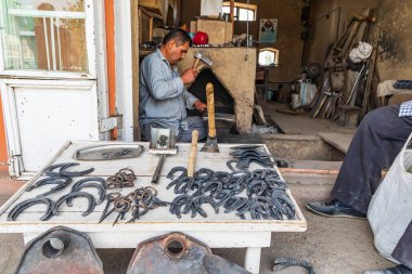 Istaravshan, Sughd Eyaleti, Tacikistan. 19 Ağustos 2021. Demirci Istaravshan 'da at nalı yapıyor..