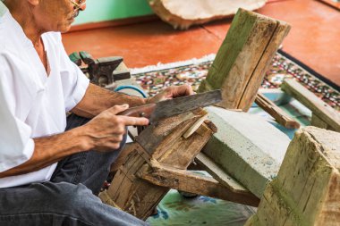 Istaravshan, Sughd Eyaleti, Tacikistan. 19 Ağustos 2021. Istaravshan 'da ahşap tarak yapan bir zanaatkar..