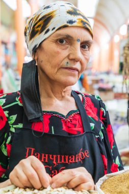 Khujand, Sughd Eyaleti, Tacikistan. 20 Ağustos 2021. Khujand 'daki Panjshanbe Pazarı' nın tedarikçisi..