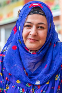 Khujand, Sughd Eyaleti, Tacikistan. 20 Ağustos 2021. Khujand 'daki Panjshanbe Çarşısı' nda mavi başörtülü bir kadın..