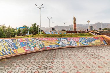 Khujand, Sughd Eyaleti, Tacikistan. 20 Ağustos 2021. Khujand 'daki İsmail Samani Parkı' ndaki fayans mozaikleri..