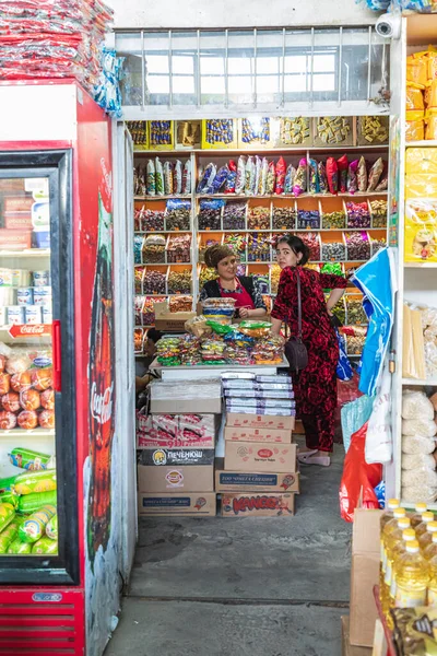 タジキスタンのスーグド州パンジャケント 2021年8月18日 パンジャケントの市場にある小さな食料品店 — ストック写真