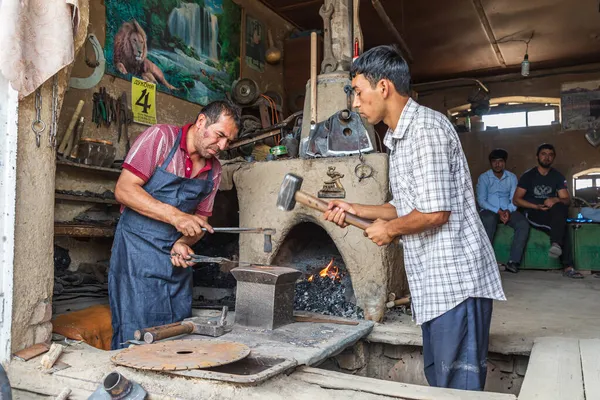 塔吉克斯坦苏格德省Istaravshan 2021年8月19日 铁匠手工锻铁工具 — 图库照片