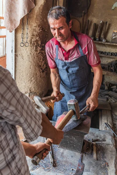 Istaravshan Provincia Sughd Tayikistán Agosto 2021 Herrero Martillando Metal Caliente — Foto de Stock