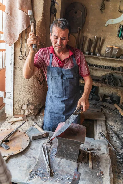 Istaravshan Província Sughd Tajiquistão Agosto 2021 Ferreiro Martelando Metal Quente — Fotografia de Stock