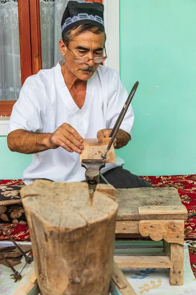 Istaravshan Provincia Sughd Tayikistán Agosto 2021 Artesano Haciendo Peines Madera — Foto de Stock