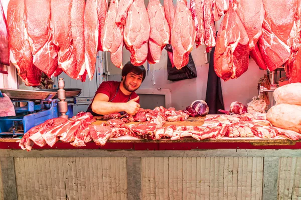 Khujand Provincia Sughd Tayikistán Agosto 2021 Carnicero Vendiendo Carne Bazar — Foto de Stock