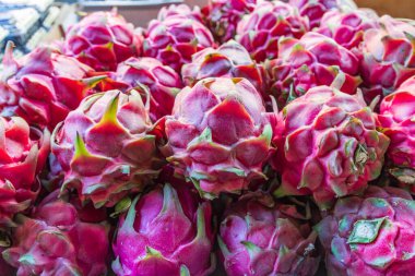 Çin Mahallesi, Manhattan, New York, New York, ABD. Çin Mahallesi 'nde satılık kırmızı ejder meyvesi.