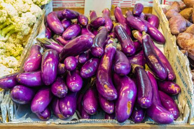 Çin Mahallesi, Manhattan, New York, New York, ABD. Çin mahallesindeki bir markette satılık patlıcan..