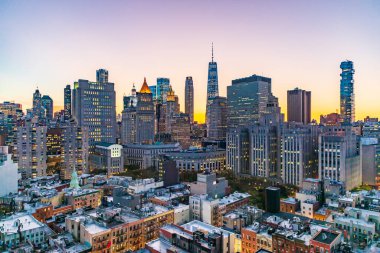 Manhattan, New York, New York, ABD. Gün batımında gökdelenlerin pencerelerinde ışıklar.