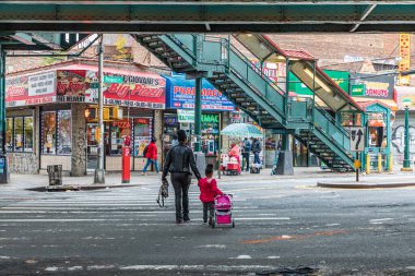 Bronx, New York, New York, ABD. 2 Kasım 2021. Prospect Bulvarı 'nın altında Bronx' taki metro platformunun altında..