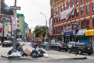 Bronx, New York, New York, ABD. 2 Kasım 2021. Bronx 'ta kaldırıma yığılmış bir çöp yığını.