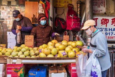 Çin Mahallesi, Manhattan, New York, New York, ABD. 3 Kasım 2021. Çin Mahallesi kaldırımında satılık meyveler..