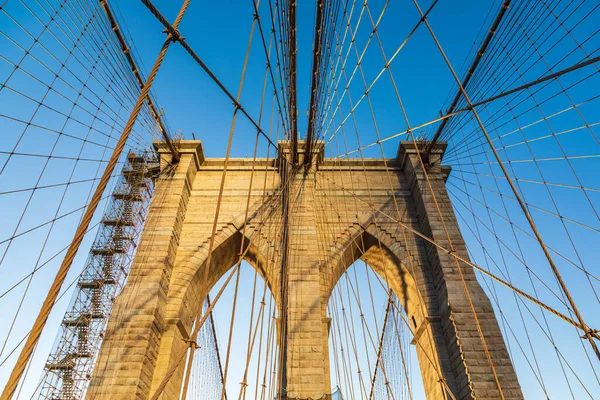 Manhattan, New York, New York, ABD. Brooklyn Köprüsü 'nde kablo ve kule.