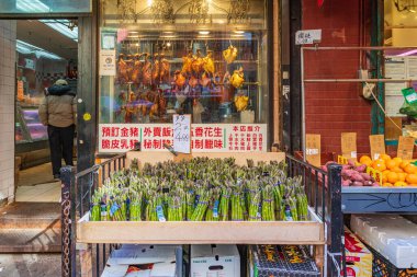 Çin Mahallesi, Manhattan, New York, New York, ABD. 3 Kasım 2021. Kuşkonmaz Çin Mahallesi 'nde bir dükkanın önünde toplanıyor..