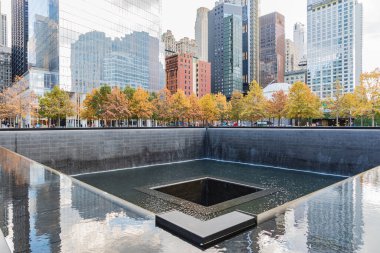 Manhattan, New York, New York, ABD. 3 Kasım 2021. Manhattan 'daki 11 Eylül Anıtı' nda beyaz gül..