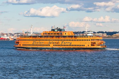 New York Limanı, New York, New York, ABD. New York Limanı 'ndaki Staten Island Feribotu..