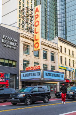 Harlem, Manhattan, New York, New York, ABD. 4 Kasım 2021. Harlem 'deki Apollo Tiyatrosu' nun tabelasında siyah hayatlar önemlidir..
