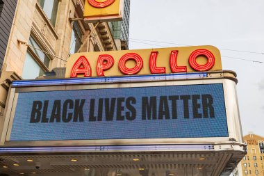 Harlem, Manhattan, New York, New York, ABD. 4 Kasım 2021. Apollo Tiyatrosu 'nun tabelasında 