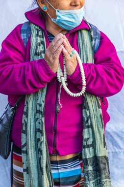 Jackson Heights, Queens, New York, New York, ABD. 5 Kasım 2021. Tespih tutan kadın.