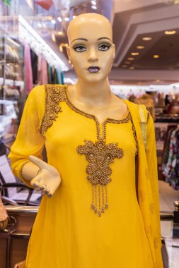 Jackson Heights, Queens, New York, New York, ABD. 5 Kasım 2021. Manken süslenmiş altın bir elbise giyiyor..