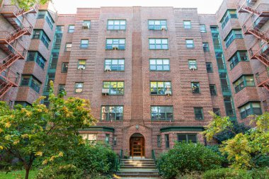 Jackson Heights, Queens, New York, New York, ABD. 5 Kasım 2021. Dunolly Gardens apartmanları.