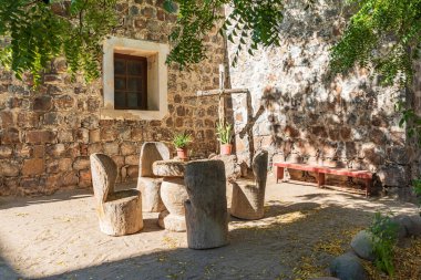 San Ignacio, Mulege, Baja California Sur, Meksika. San Ignacio Misyonu 'ndaki bir avluda masa ve sandalyeler..