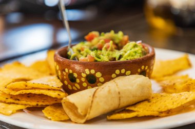 San Ignacio, Mulege, Baja California Sur, Meksika. San Ignacio 'da bir kafede cips ve guacamole..