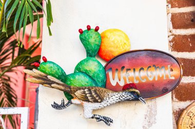 Todos Santos, Baja California Sur, Meksika. 11 Kasım 2021. Bir yol koşucusu ve kaktüsle hoş geldin tabelası..