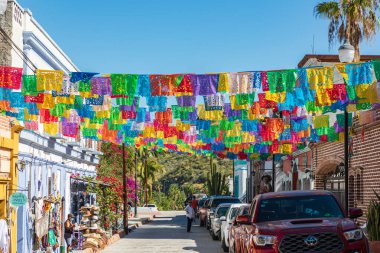 Todos Santos, Baja California Sur, Meksika. 11 Kasım 2021. Todos Santos 'ta bir caddenin üzerinde renkli pankartlar.