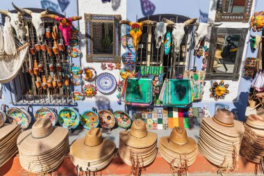 Todos Santos, Baja California Sur, Meksika. 11 Kasım 2021. Todos Santos 'ta satılık hasır şapkalar ve diğer eşyalar.