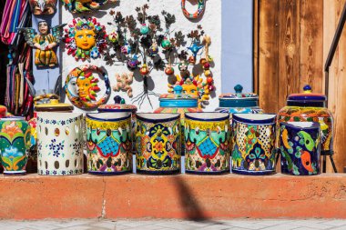 Todos Santos, Baja California Sur, Meksika. 11 Kasım 2021. Todos Santos 'ta satılık renkli seramik.