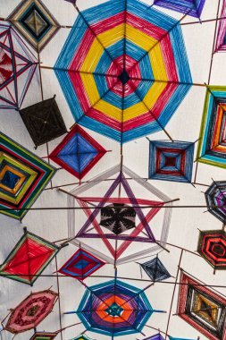 Todos Santos, Baja California Sur, Meksika. 11 Kasım 2021. Todos Santos 'ta bir pazarın üzerinde renkli örülmüş kumaş tente..